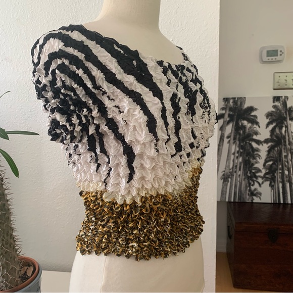 F.C Popcorn top in black, white, yellow, brown and gold. Short sleeves. - Picture 7 of 14